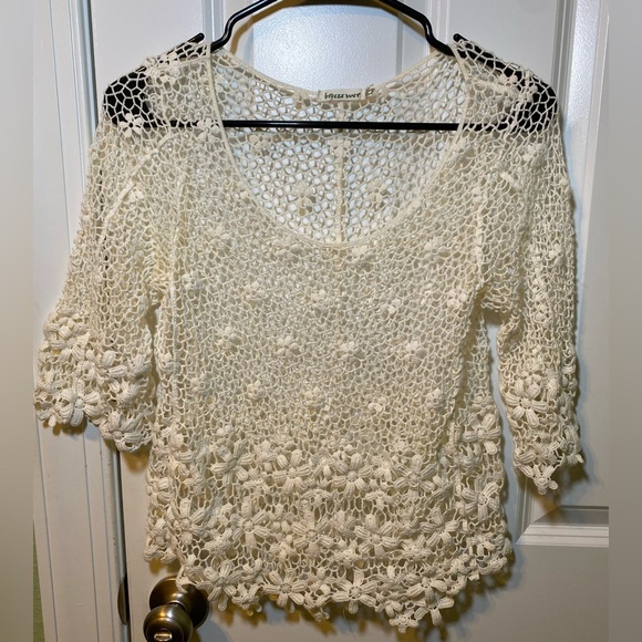 Breeze ever crochet top with floral design size small - Picture 3 of 7